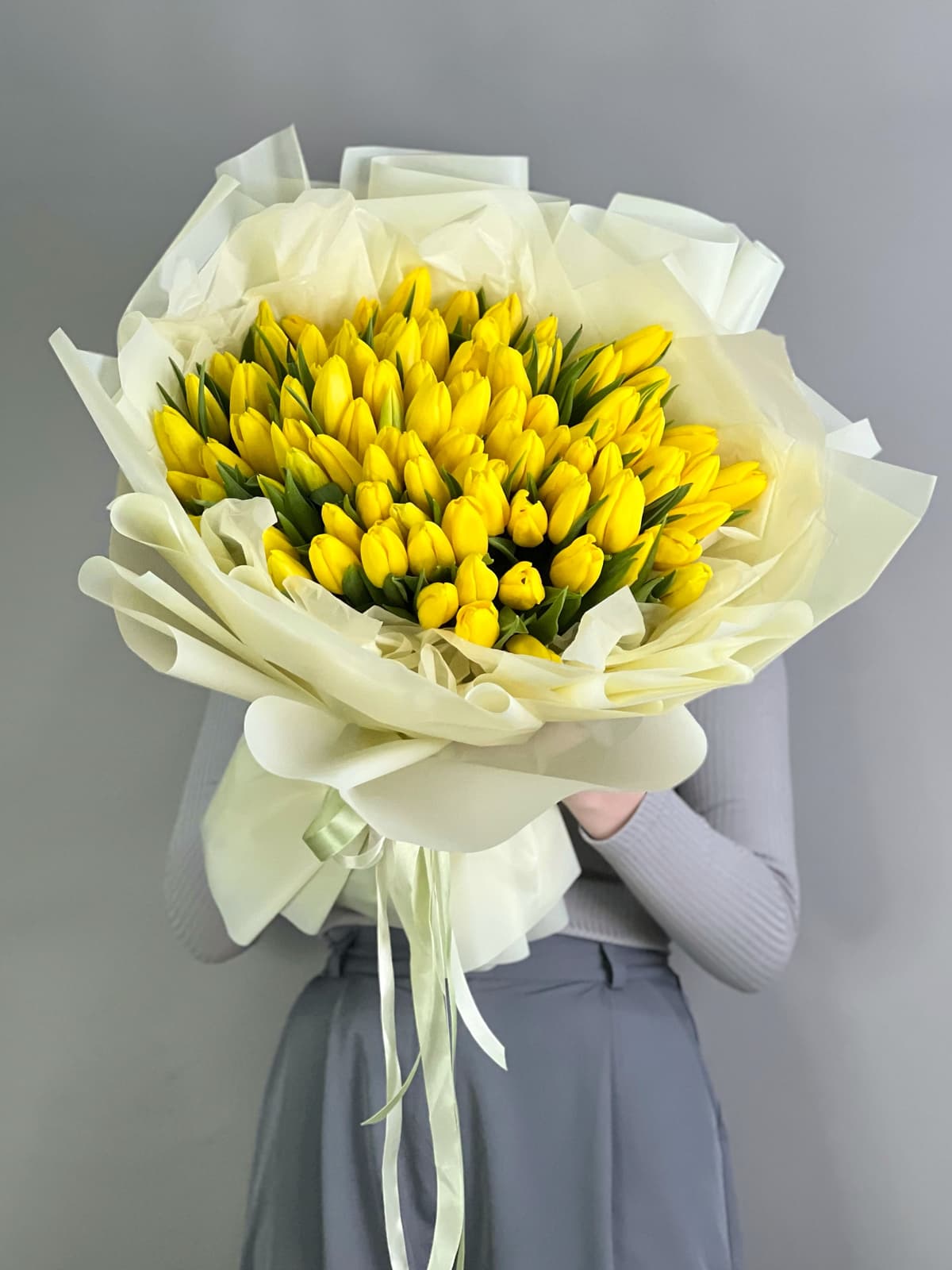 Букет из 101 желтого тюльпана в фирменной упаковке