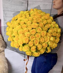 Нежный букет из 101 желтой Розы Эквадор в сизале 60 см