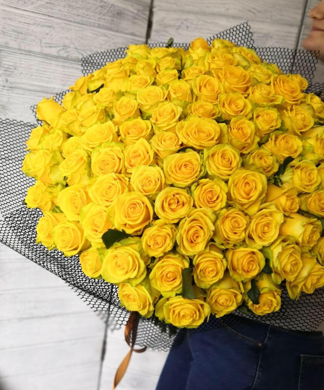 Оригинальный букет из 101 желтой Розы Эквадор в сизале Уфа 70 см