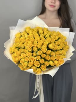 Роскошный букет из 101 желтой розы Кения 35-40 см в матовой бумаге