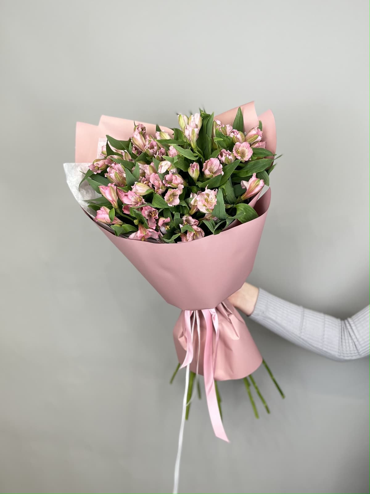 Стильный букет из 11 альстромерий "Элегантность"