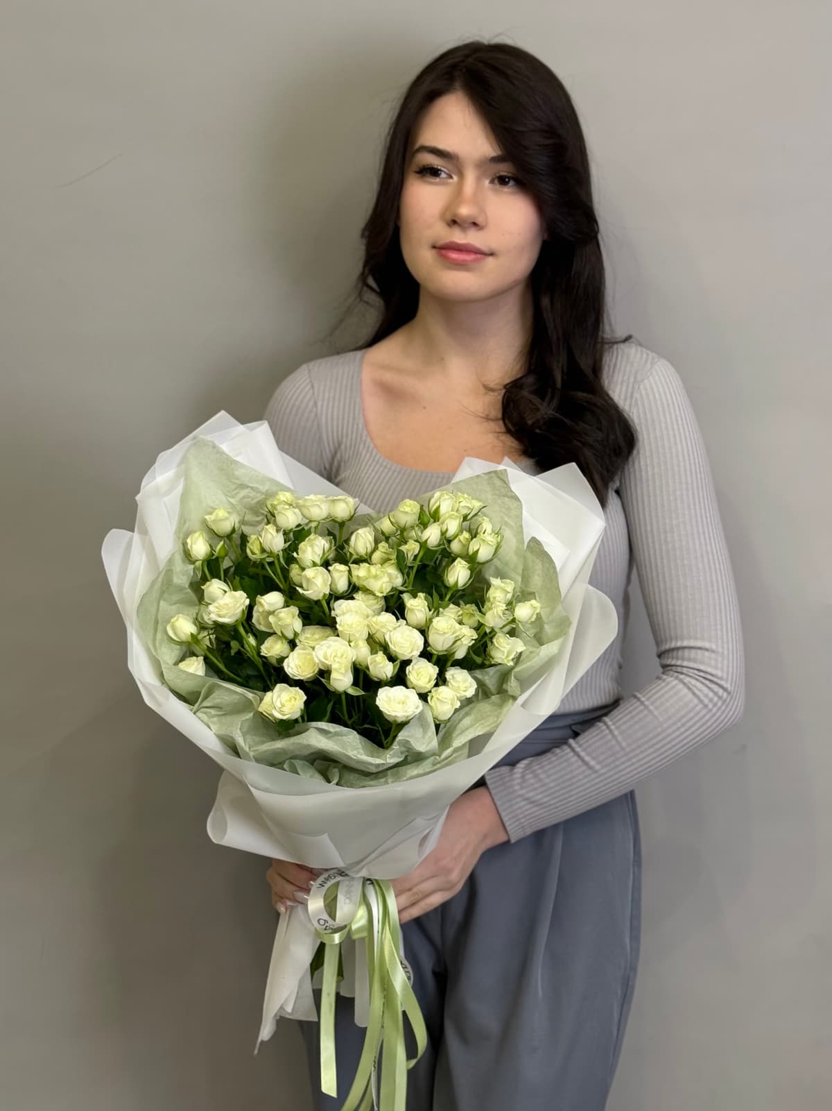 Букет из 11 белых кустовых роз