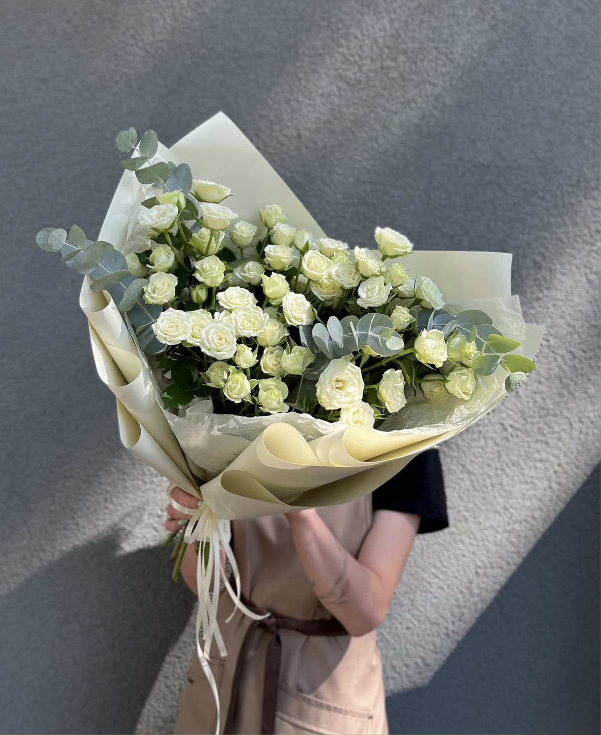 Весенний букет из 11 белых кустовых роз с эвкалиптом