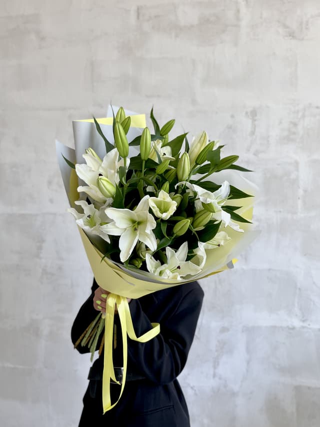 Дизайнерский букет из 11 белых Лилий в матовой бумаге Дизайнерский букет из 11 белых Лилий в матовой бумаге