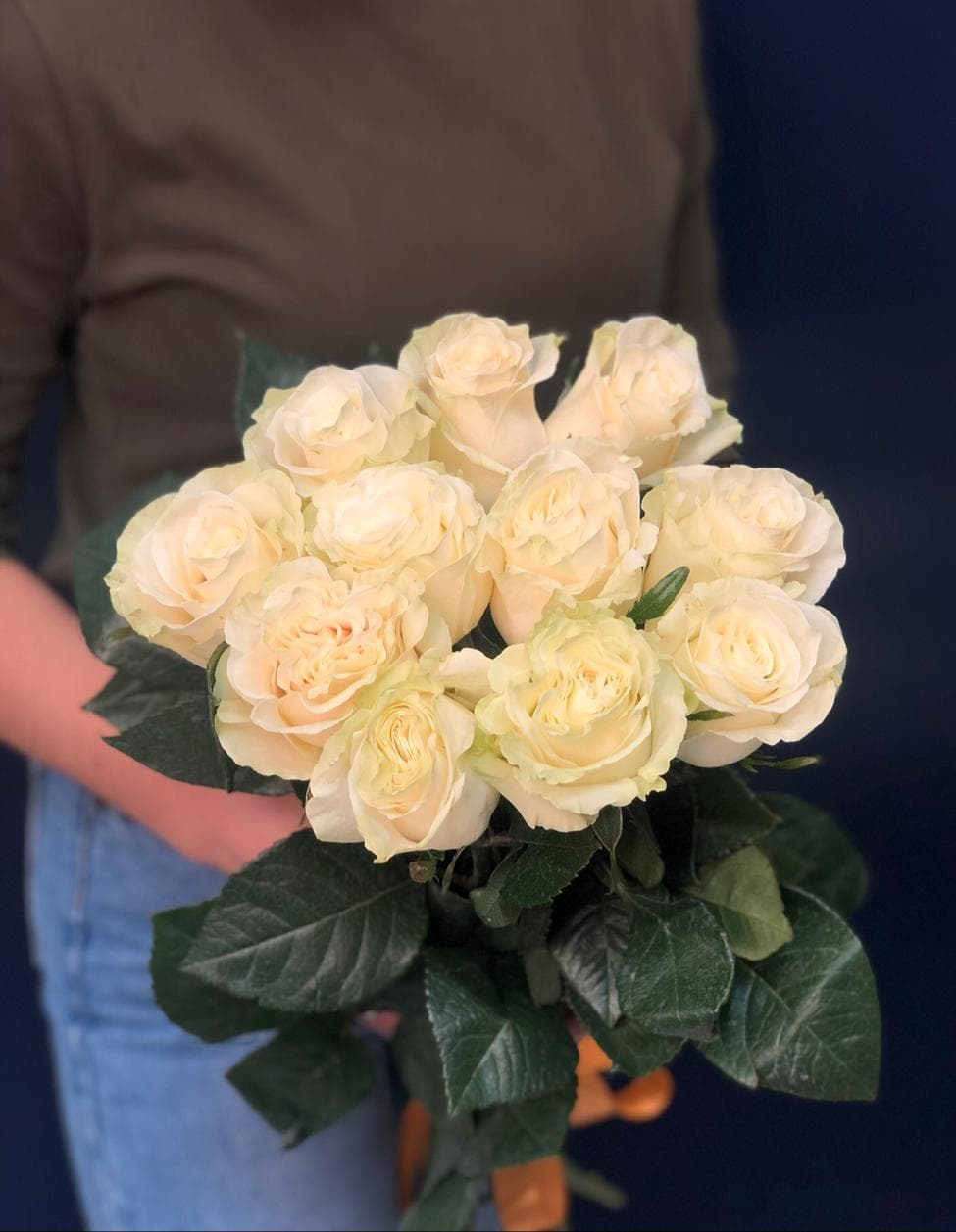 Весенний букет из 11 белых роз Эквадор 50 см