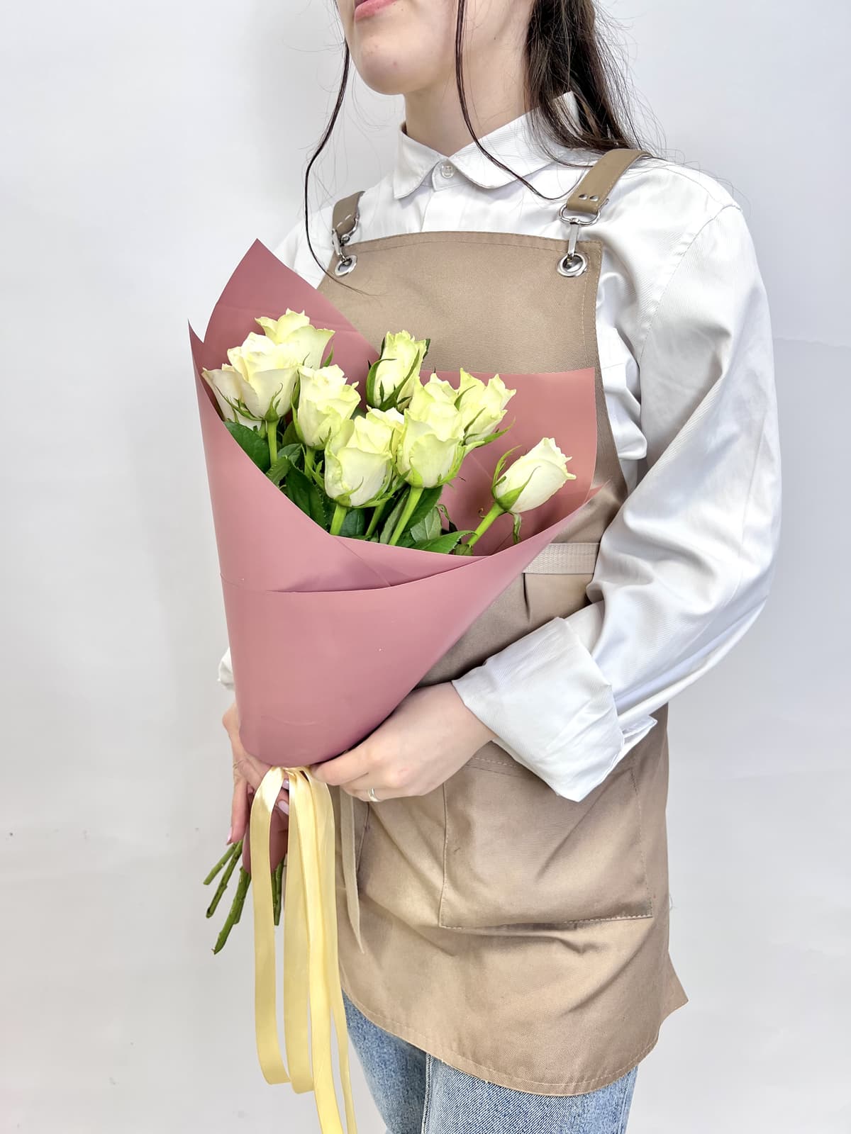 Красочный букет из 11 белых роз стандарт 50 см в оформлении