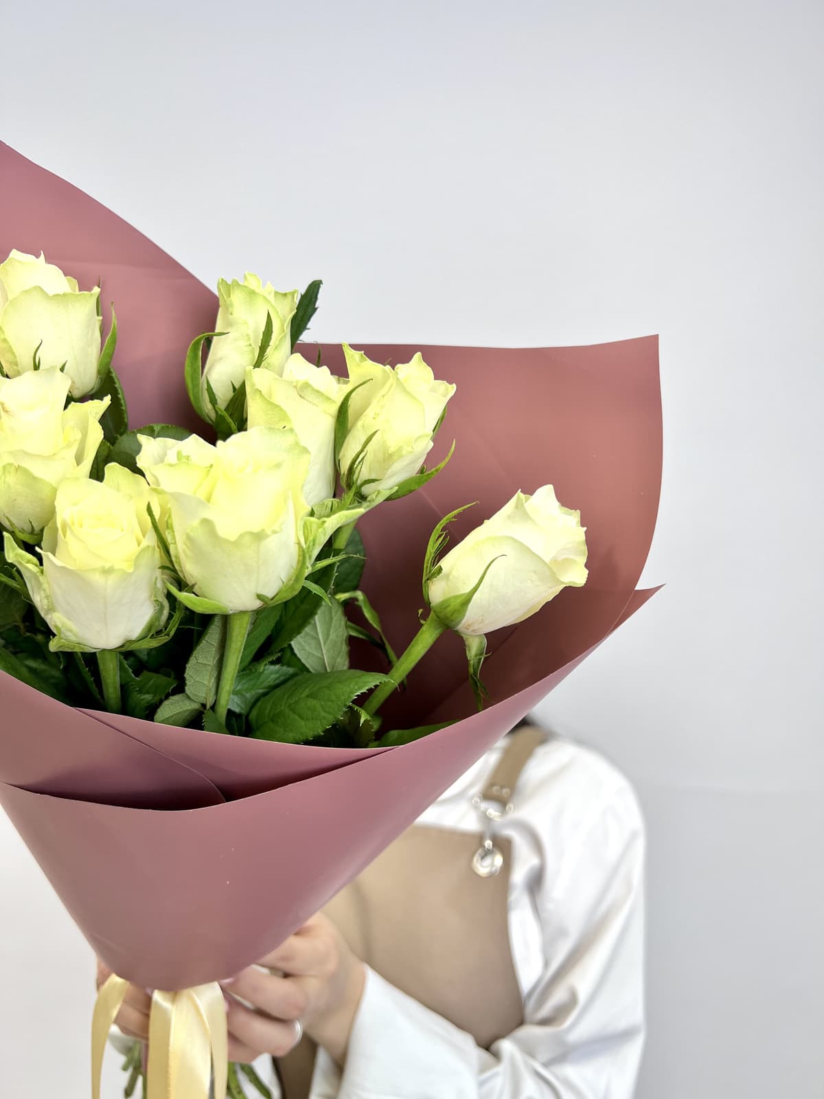 Красочный букет из 11 белых роз стандарт 50 см в оформлении