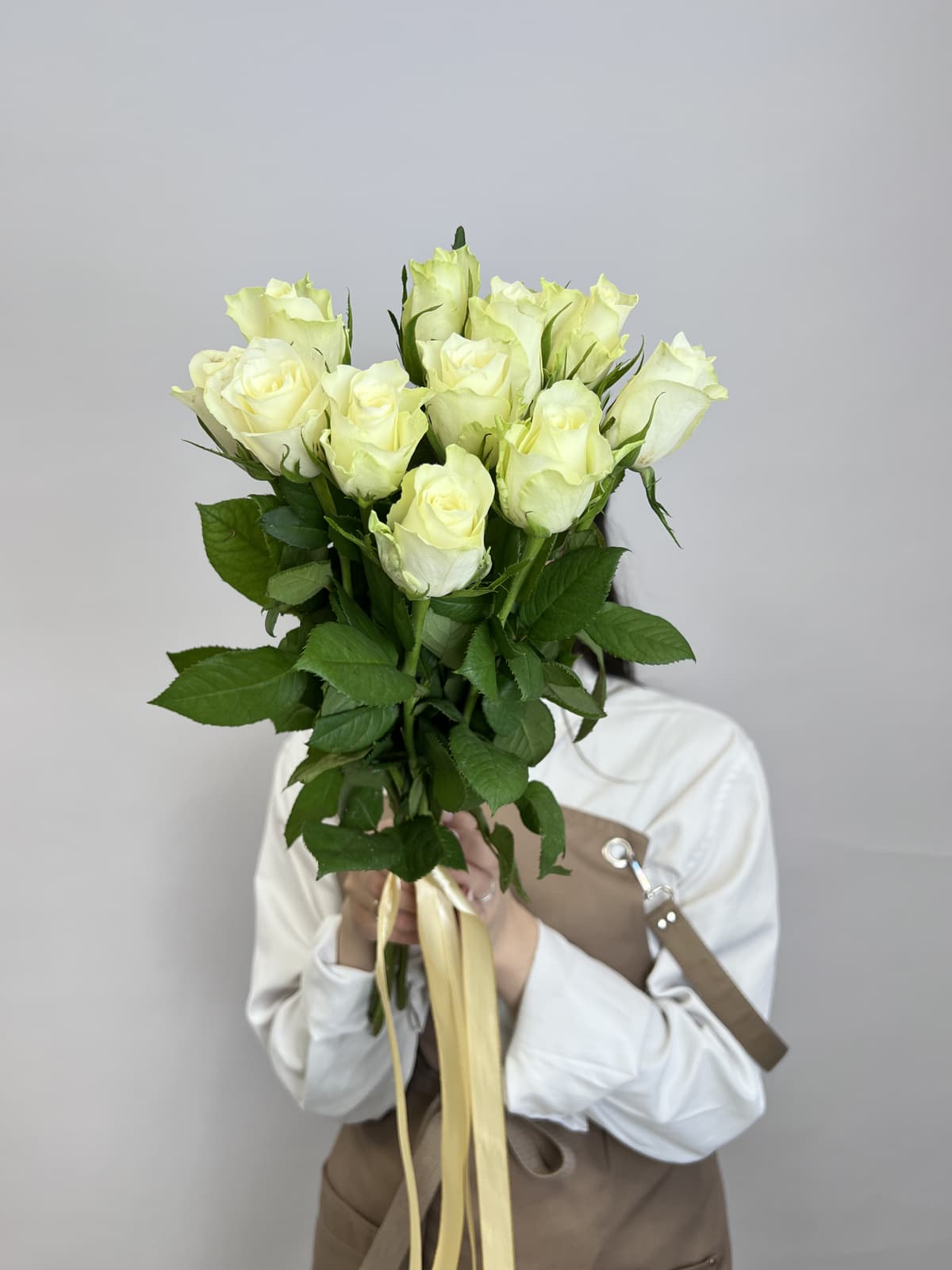 Оригинальный букет из 11 белых роз стандарт 50 см