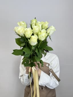 Оригинальный букет из 11 белых роз стандарт 50 см