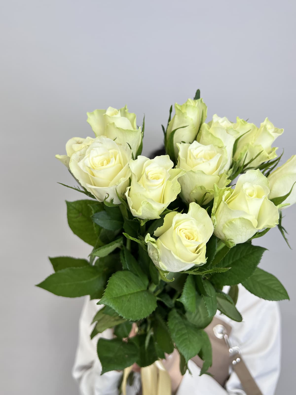 Оригинальный букет из 11 белых роз стандарт 50 см