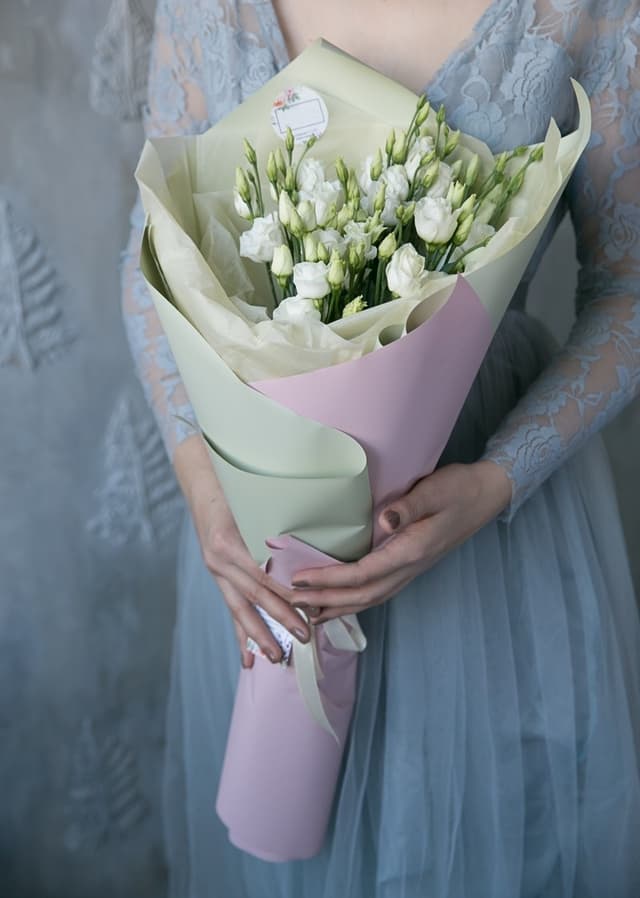 Нежный букет из 11 Эустом в матовой бумаге Нежный букет из 11 Эустом в матовой бумаге