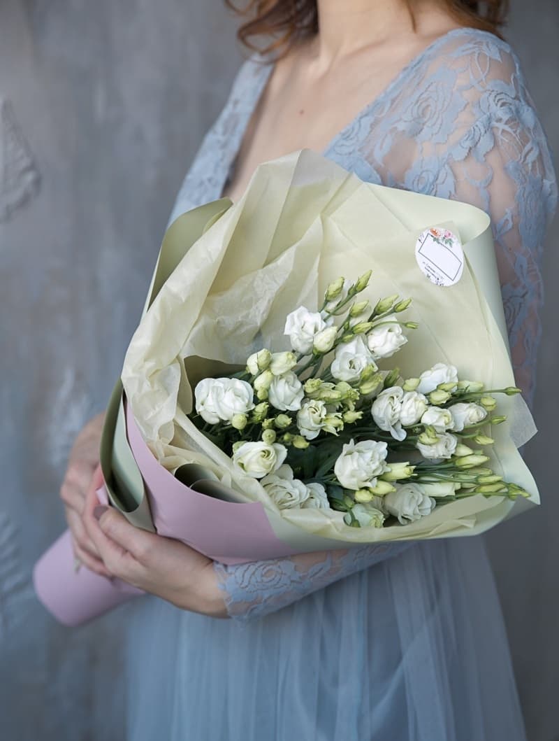 Нежный букет из 11 Эустом в матовой бумаге