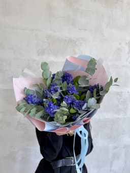 Букет из 11 гиацинтов с Эвкалиптом