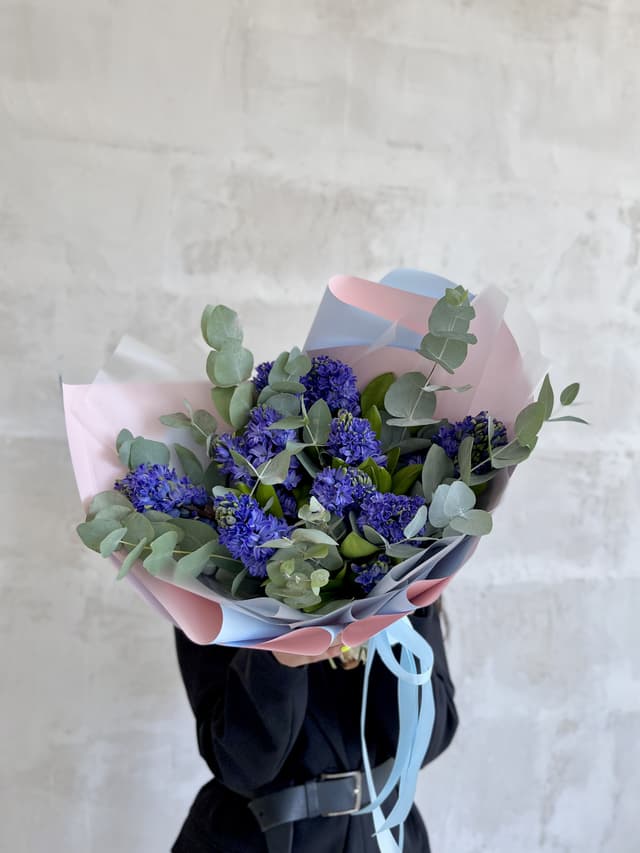 Букет из 11 гиацинтов с Эвкалиптом Букет из 11 гиацинтов с Эвкалиптом