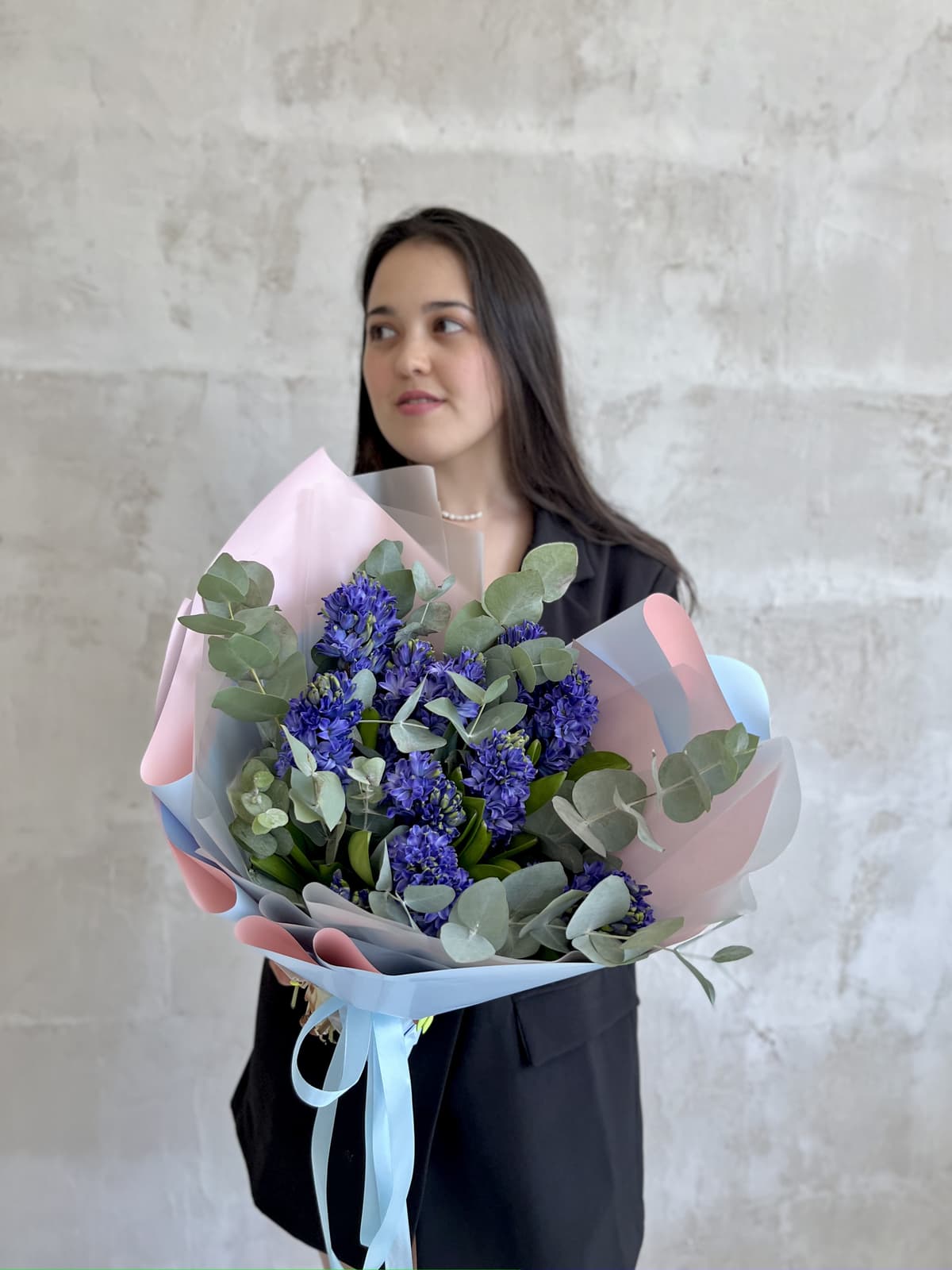 Букет из 11 гиацинтов с Эвкалиптом