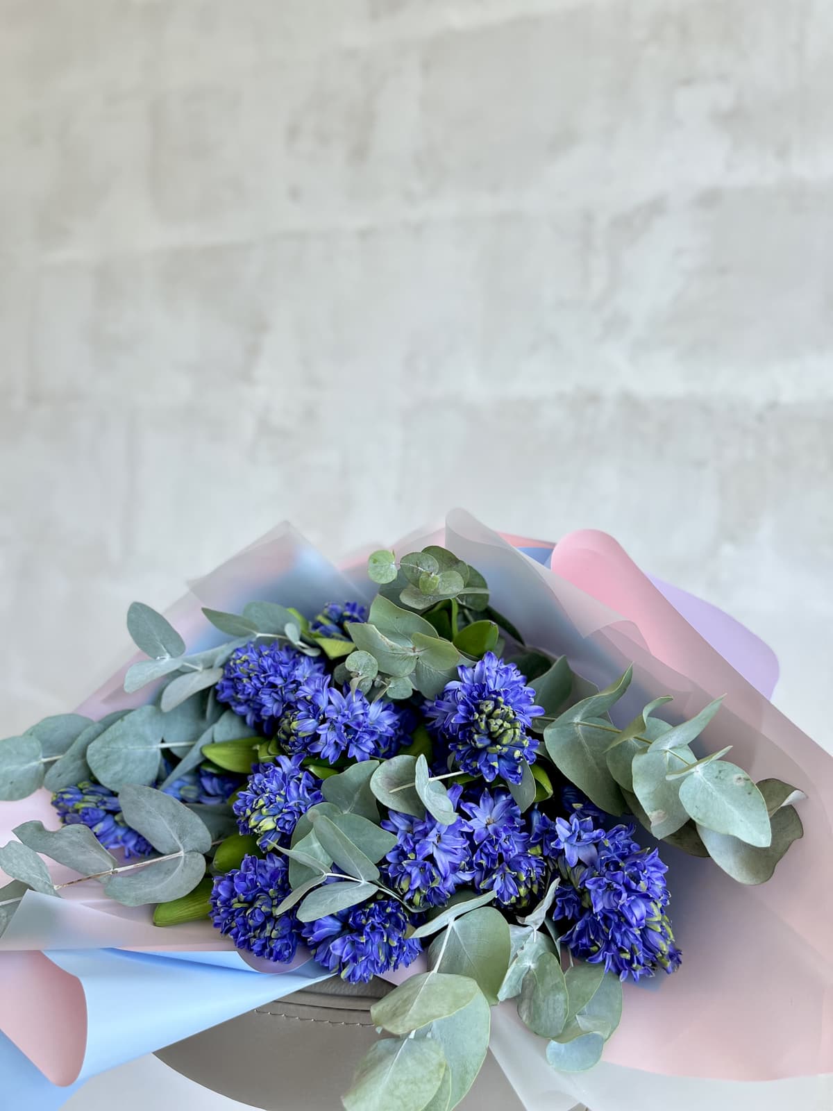 Букет из 11 гиацинтов с Эвкалиптом