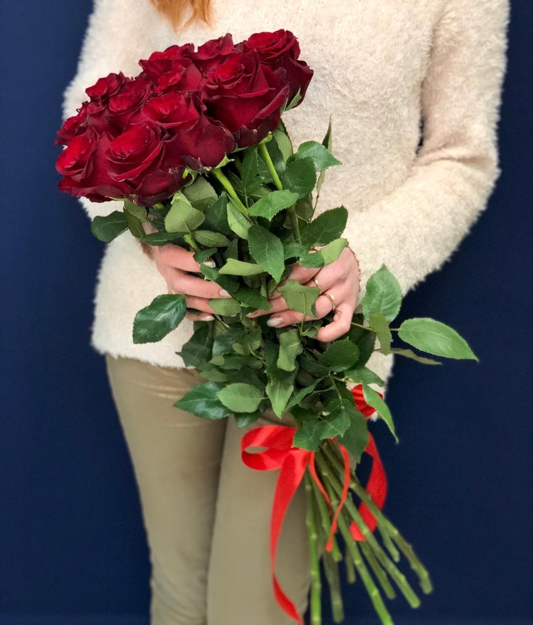 Дизайнерский букет из 11 красных роз Эквадор 90 см