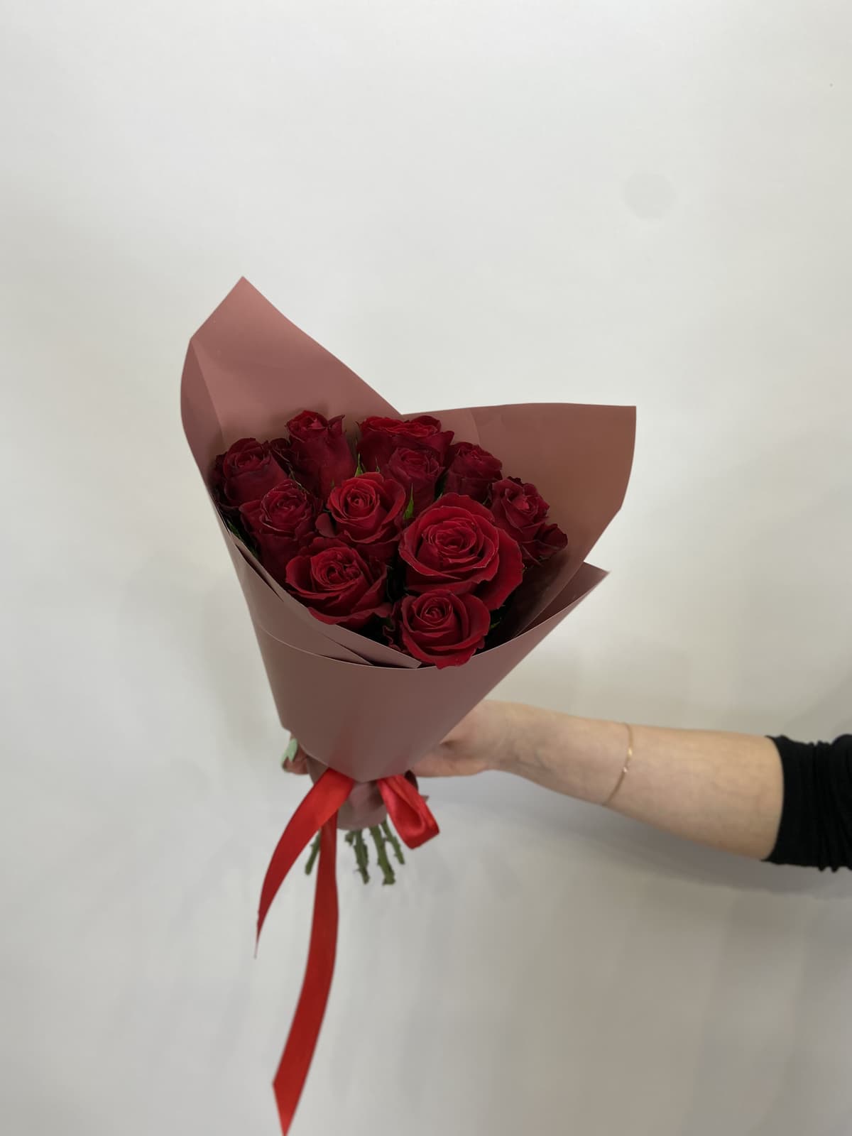 Красочный букет из 11 красных роз Кения 35-40см в матовом