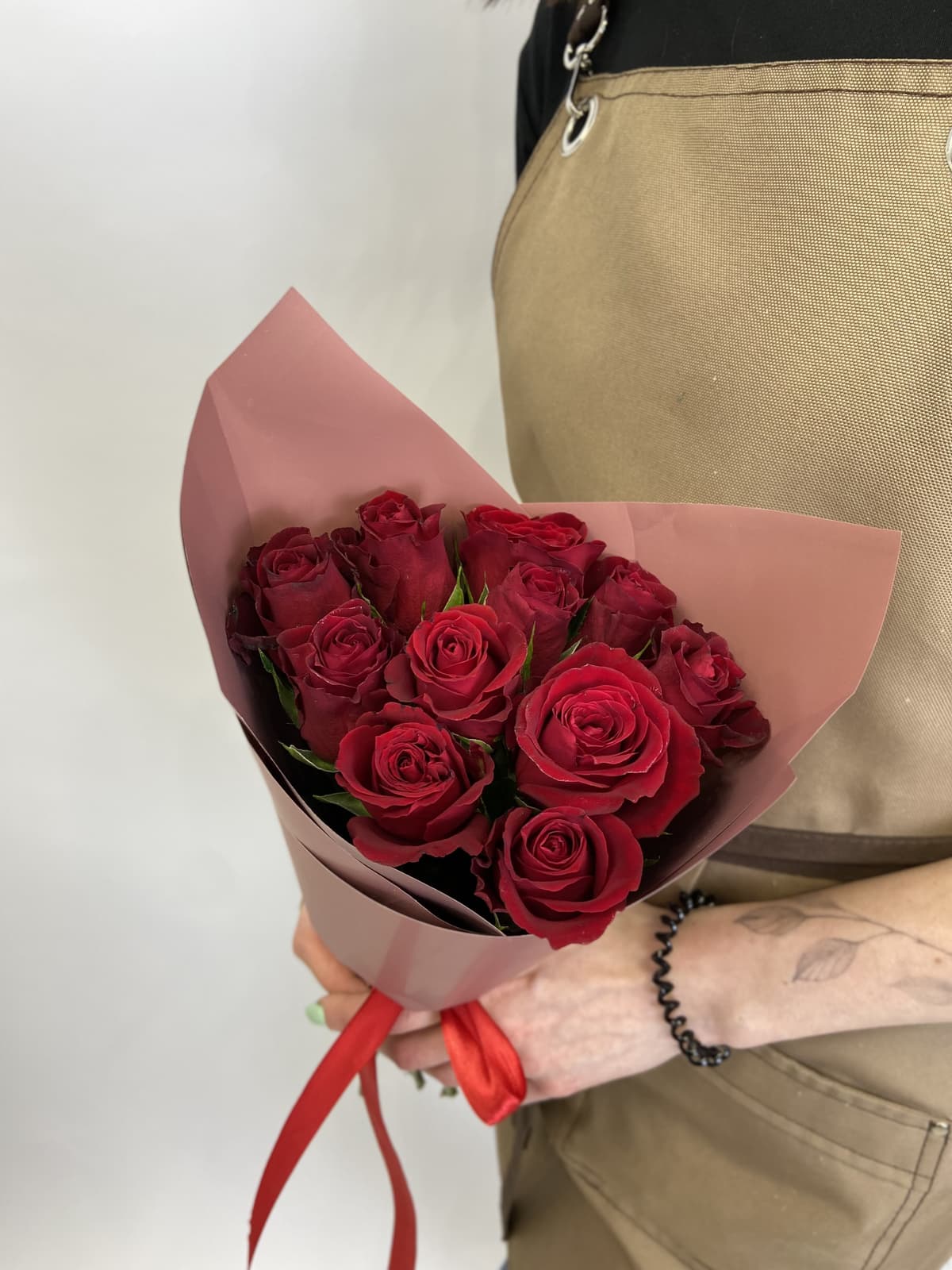 Красочный букет из 11 красных роз Кения 35-40см в матовом