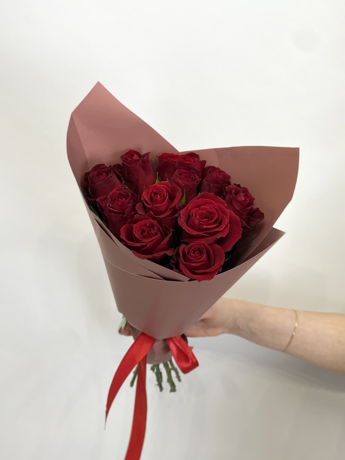 Красочный букет из 11 красных роз Кения 35-40см в матовом