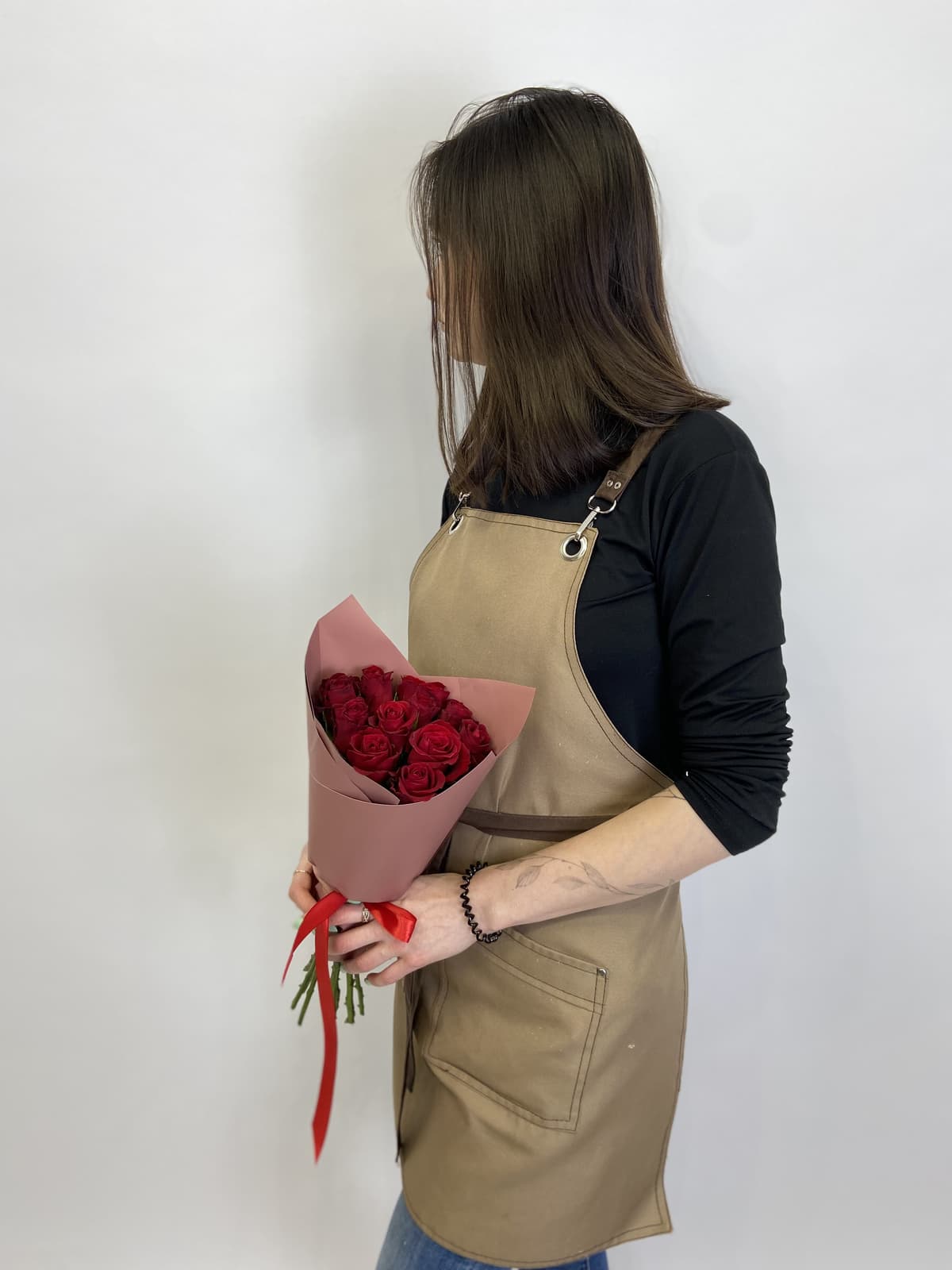 Красочный букет из 11 красных роз Кения 35-40см в матовом