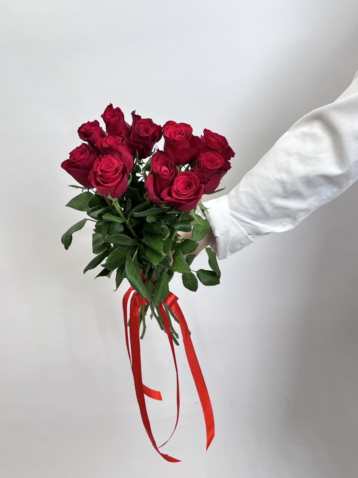 Стильный букет из 11 красных роз стандарт 50 см