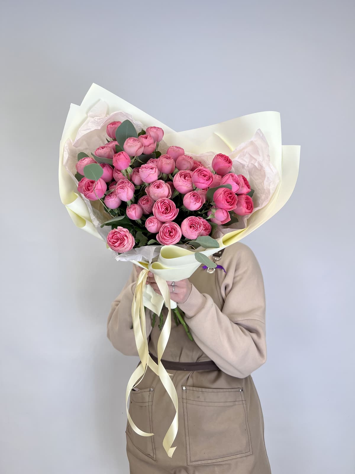 Букет из 11 Кустовых пионовидных Роз Giselle с Эвкалиптом