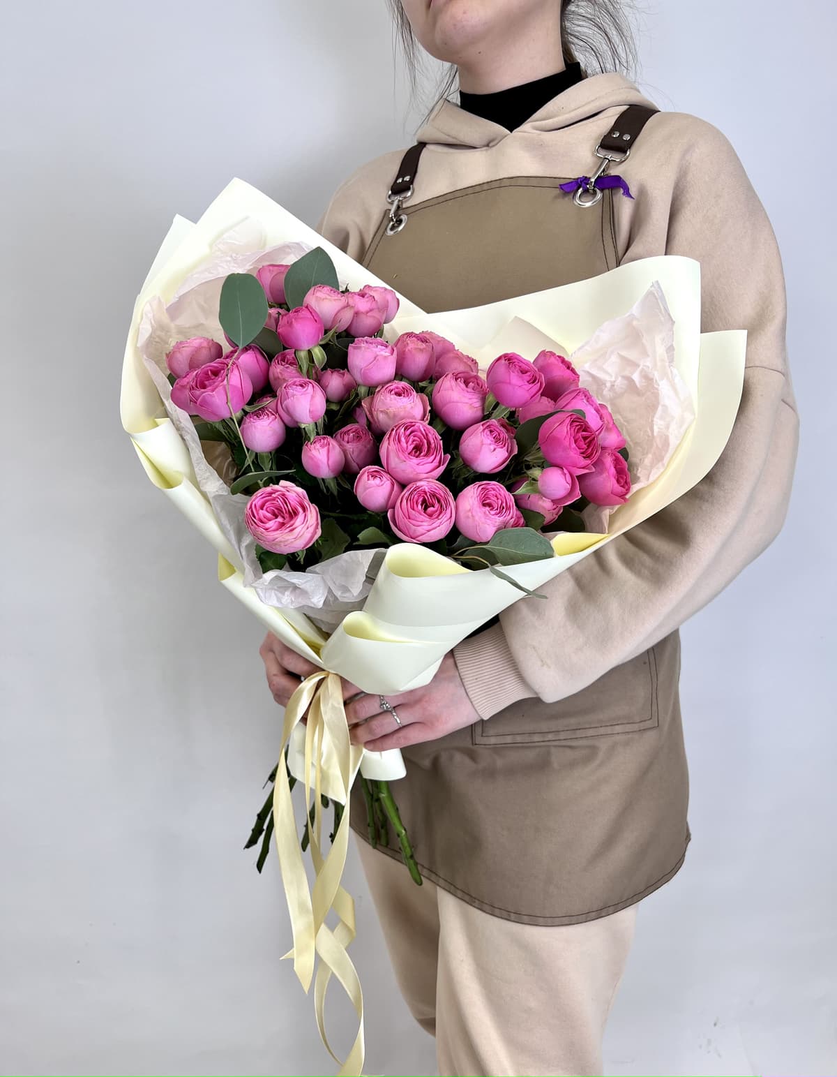 Букет из 11 Кустовых пионовидных Роз Giselle с Эвкалиптом