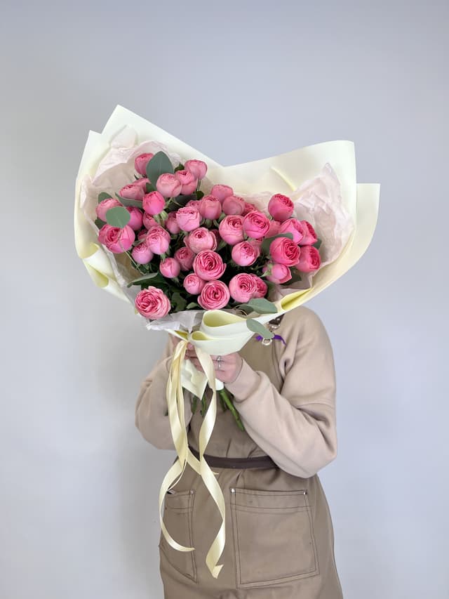 Букет из 11 Кустовых пионовидных Роз «Жизель» с Эвкалиптом Букет из 11 Кустовых пионовидных Роз «Жизель» с Эвкалиптом