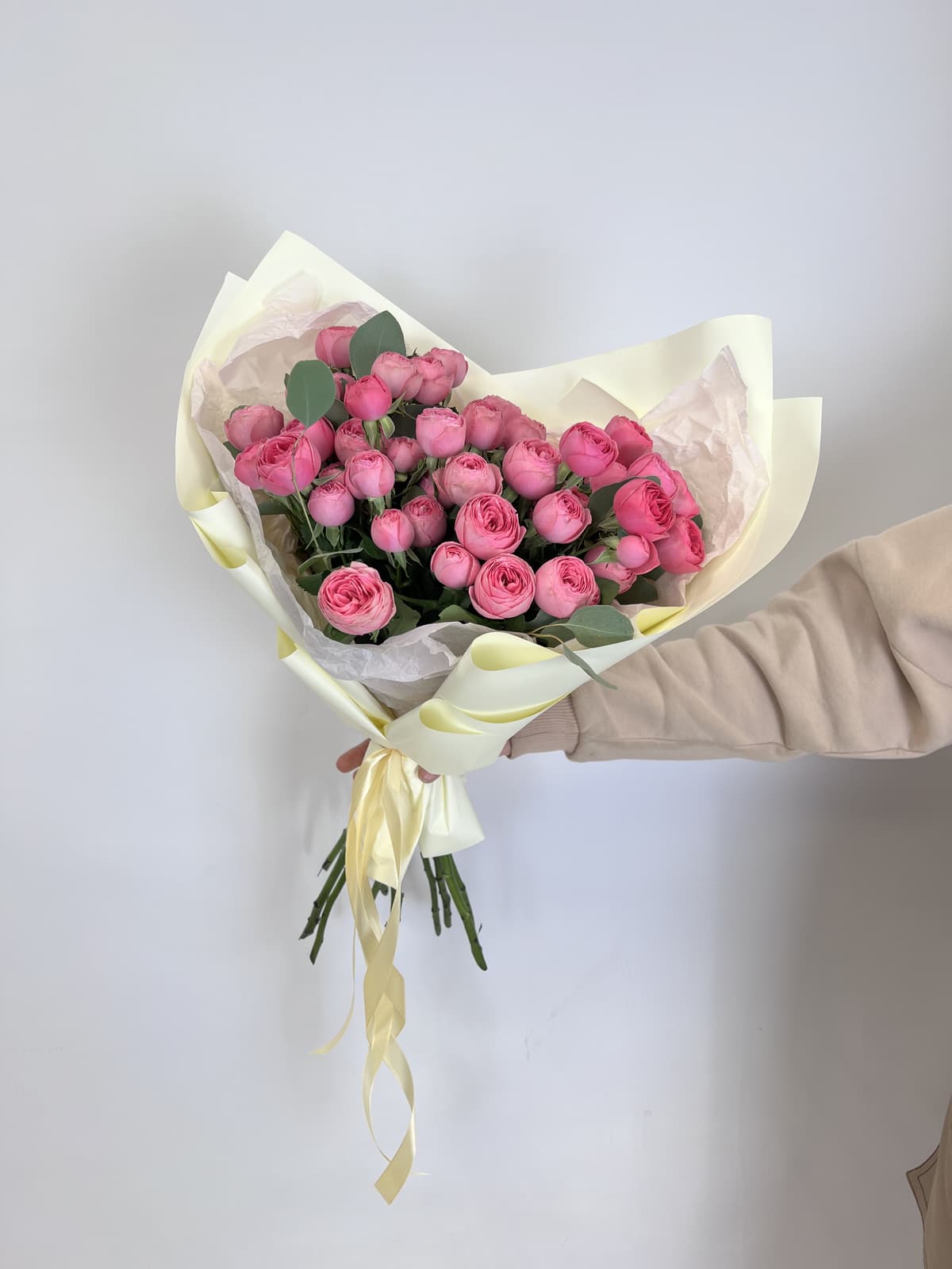 Букет из 11 Кустовых пионовидных Роз «Жизель» с Эвкалиптом