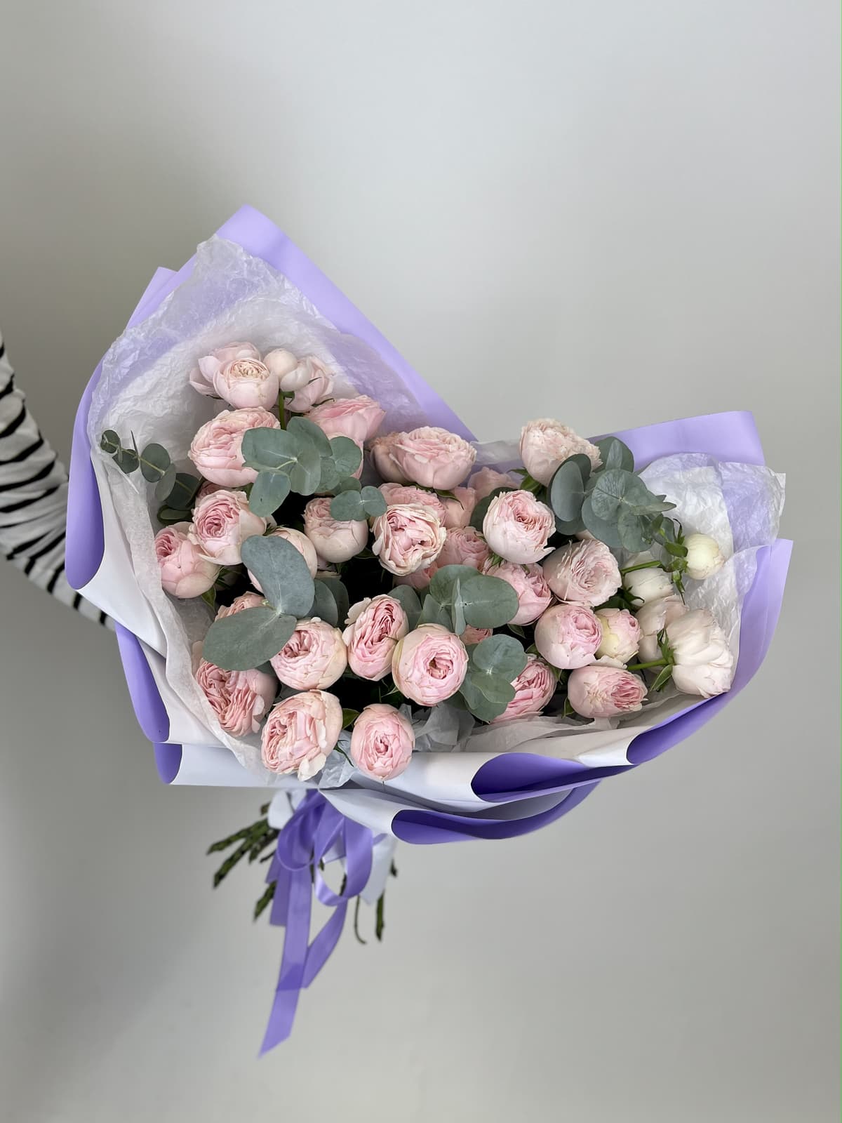 Красивый букет из 11 пионовидных кустовых роз Mansfield Park с эвкалиптом