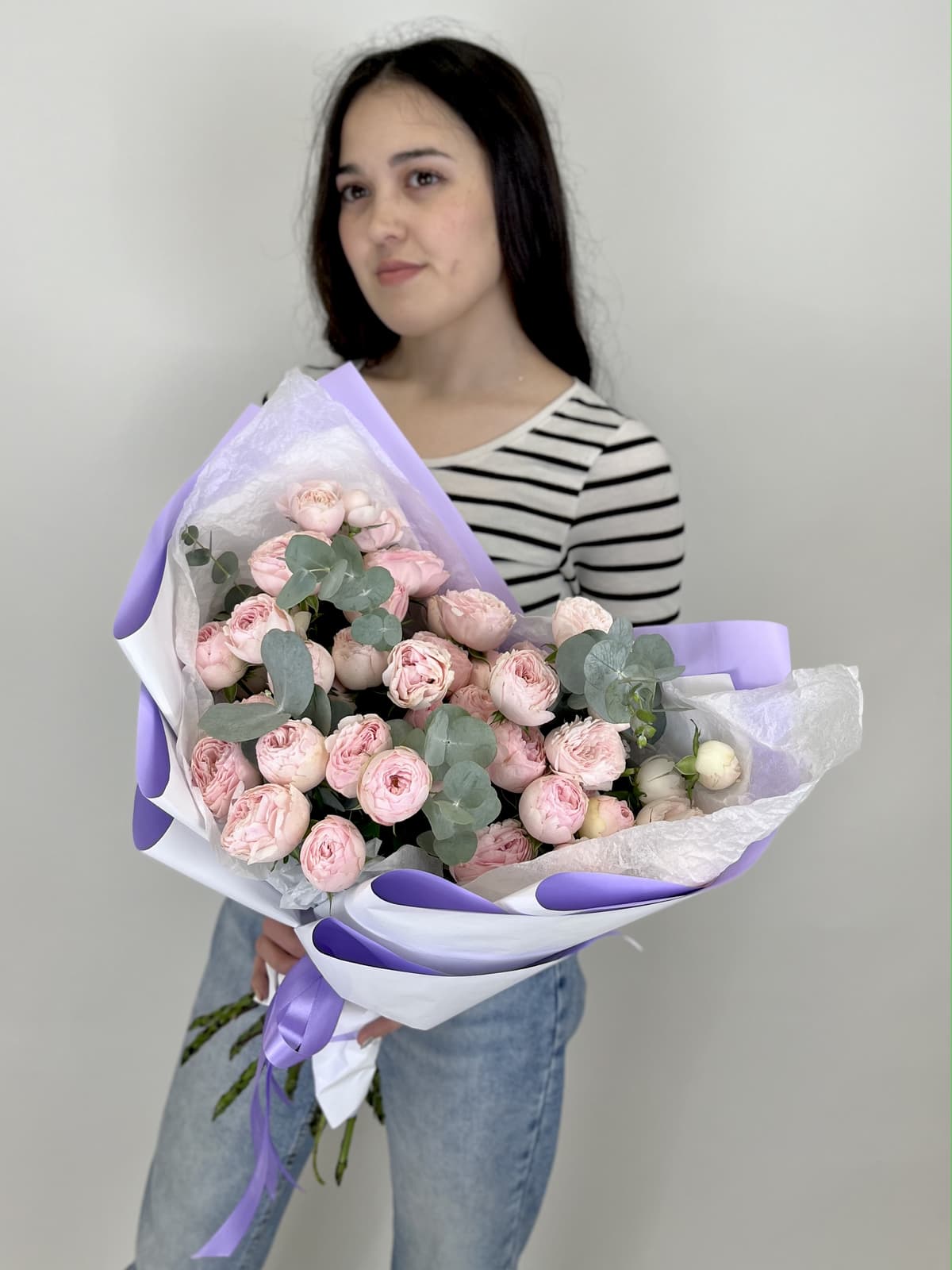 Красивый букет из 11 пионовидных кустовых роз Mansfield Park с эвкалиптом