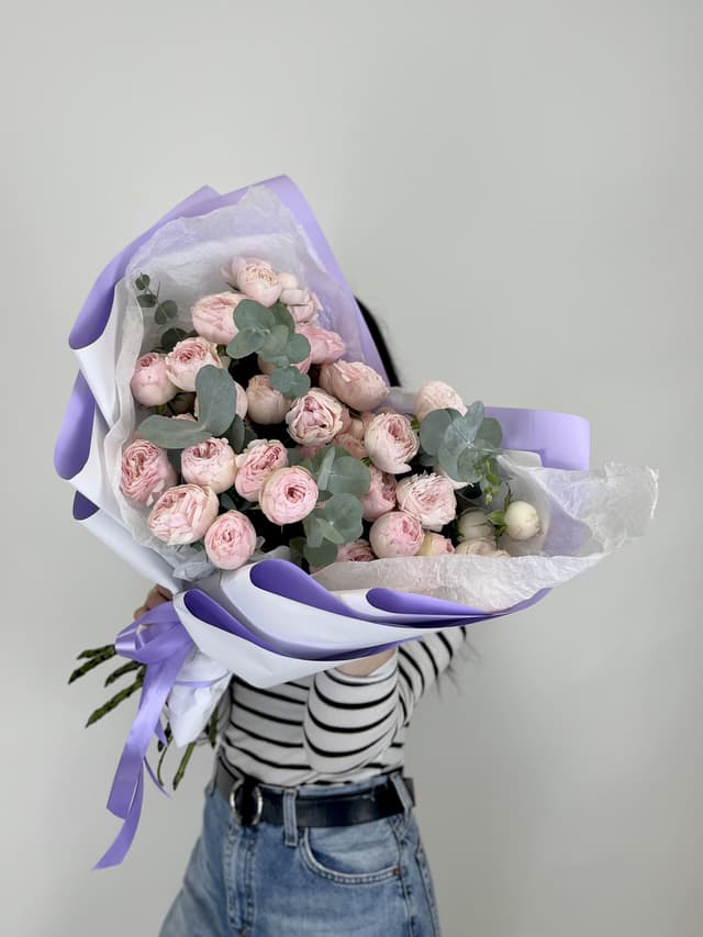 Красивый букет из 11 пионовидных кустовых роз Mansfield Park с эвкалиптом Красивый букет из 11 пионовидных кустовых роз Mansfield Park с эвкалиптом