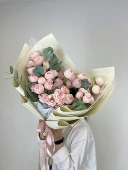 Свежий букет из 11 пионовидных кустовых роз «Майнсфилд Парк» с эвкалиптом