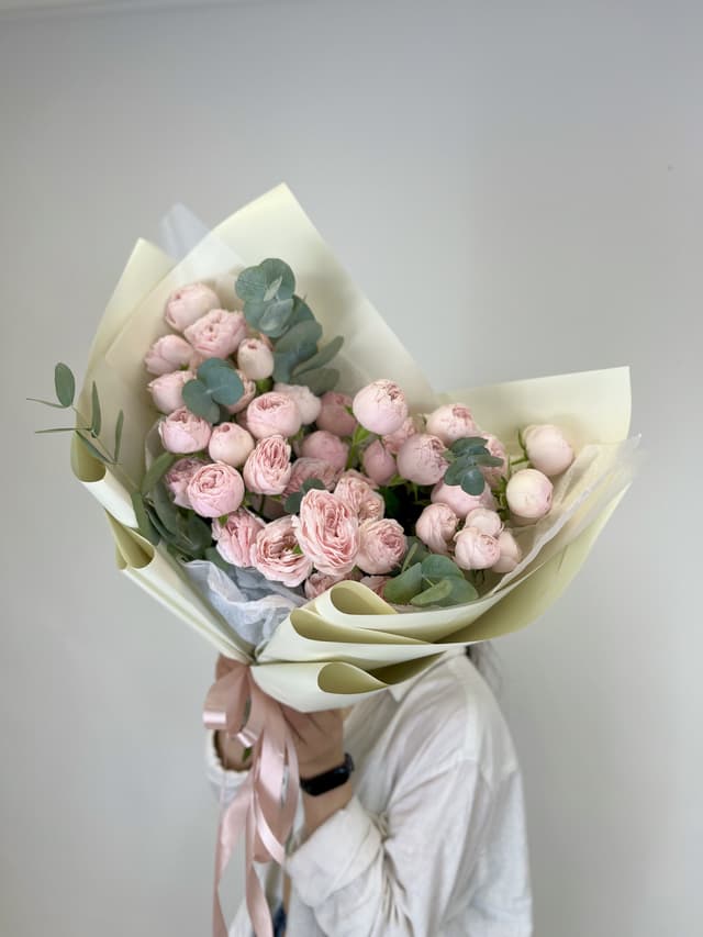 Свежий букет из 11 пионовидных кустовых роз «Майнсфилд Парк» с эвкалиптом Свежий букет из 11 пионовидных кустовых роз «Майнсфилд Парк» с эвкалиптом