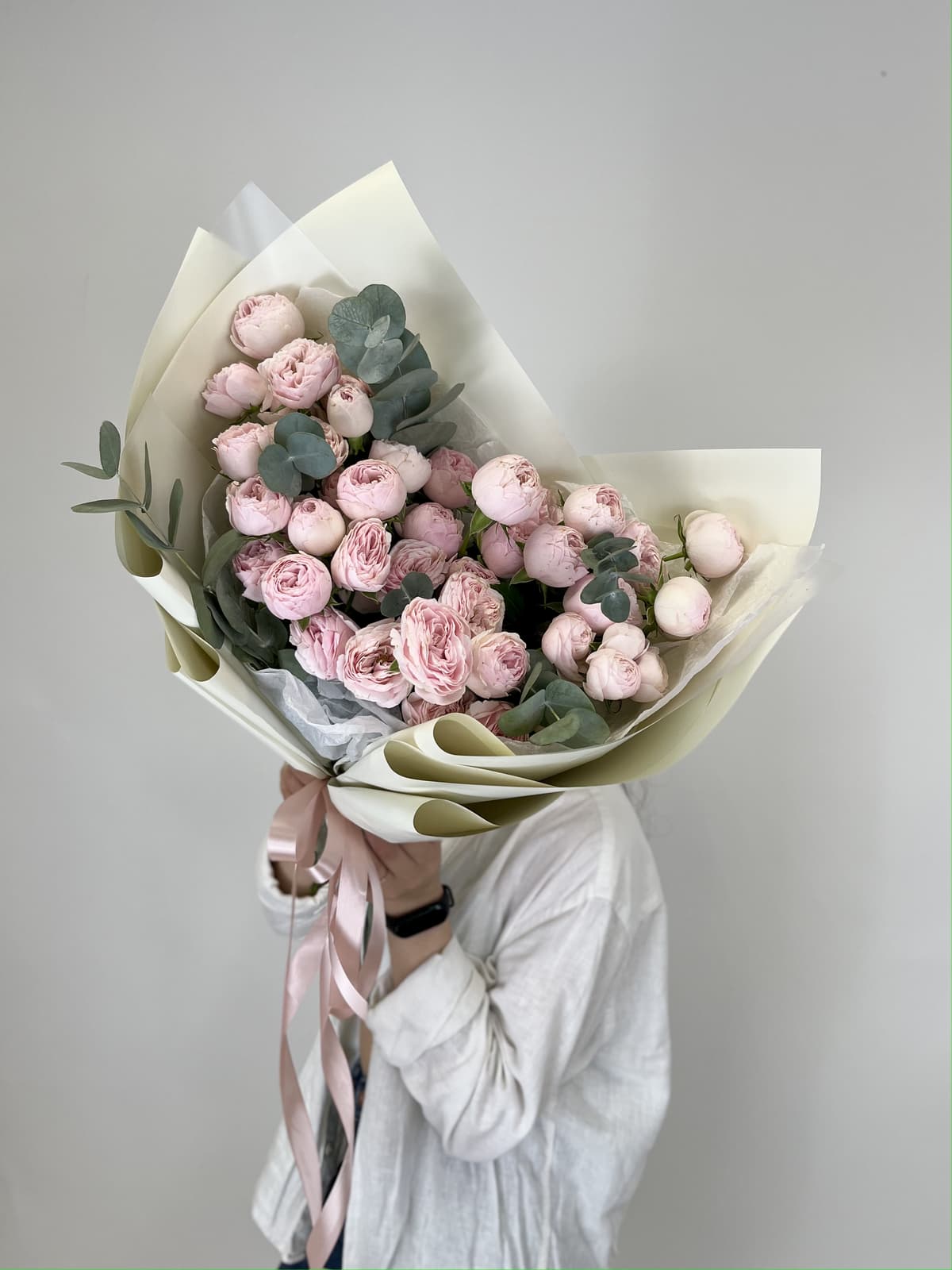 Свежий букет из 11 пионовидных кустовых роз «Майнсфилд Парк» с эвкалиптом