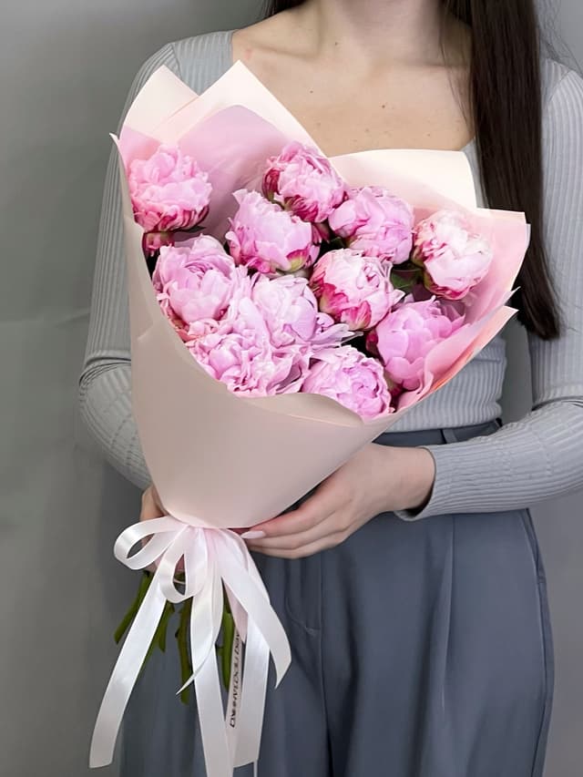 Букет из 11 нежно розовых пионов Sara Bernard Букет из 11 нежно розовых пионов Sara Bernard