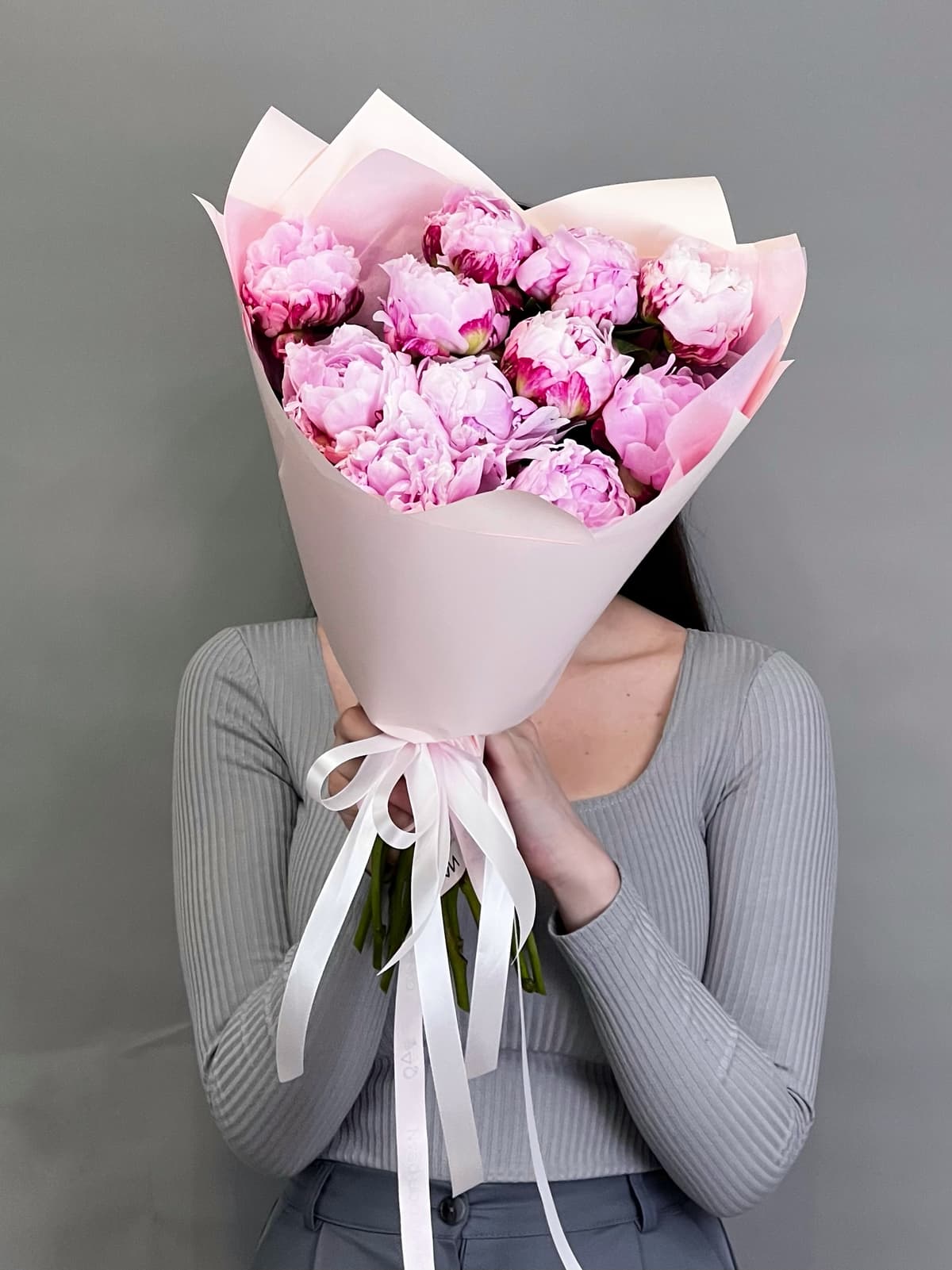 Букет из 11 нежно розовых пионов Sara Bernard