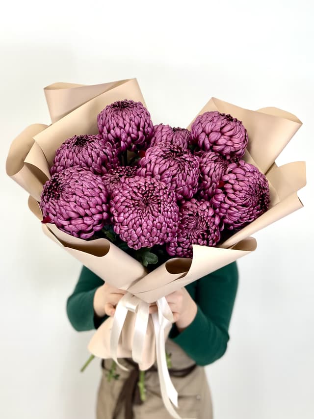 Букет из 11 одноголовых Хризантем премиум в матовой упаковке Букет из 11 одноголовых Хризантем премиум в матовой упаковке