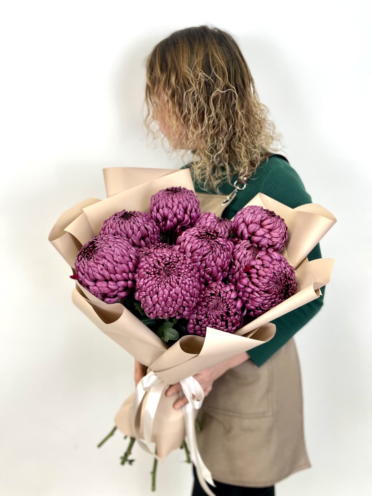 Букет из 11 одноголовых Хризантем премиум в матовой упаковке