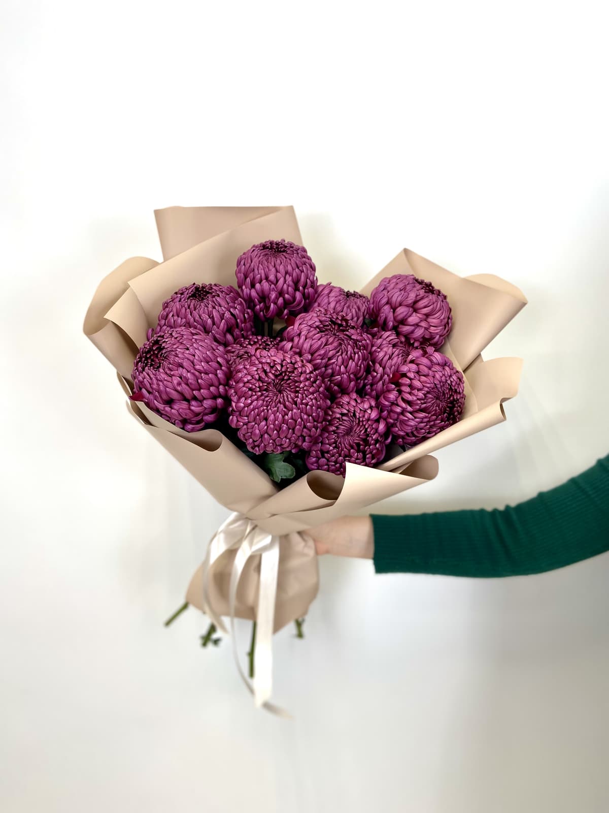 Букет из 11 одноголовых Хризантем премиум в матовой упаковке