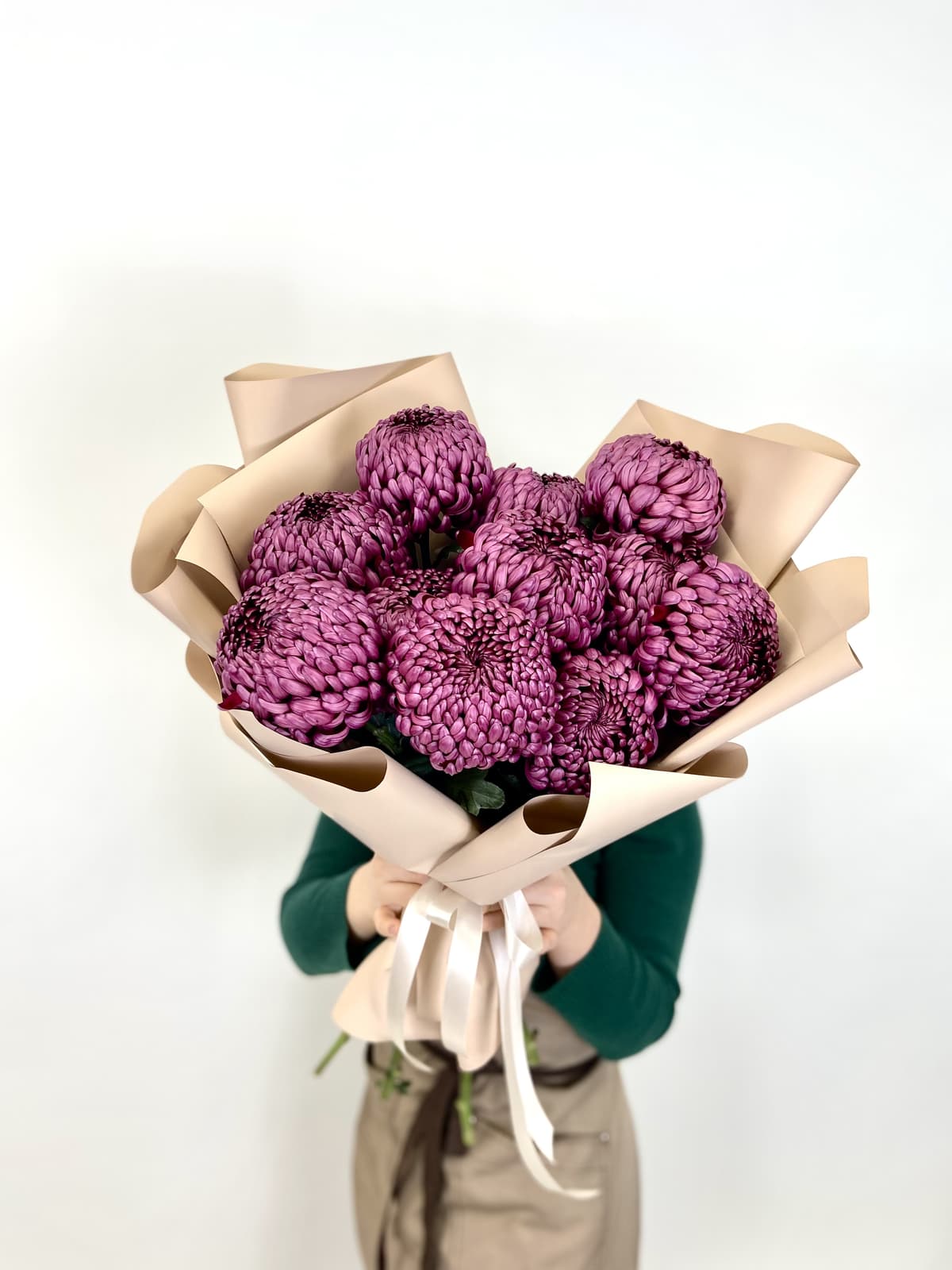 Букет из 11 одноголовых Хризантем премиум в матовой упаковке