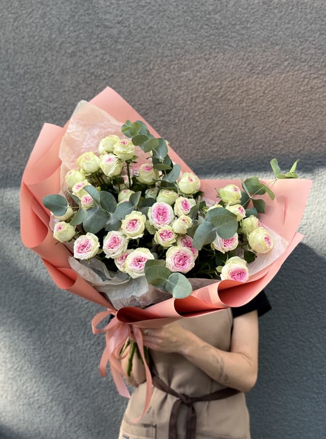 Свежий букет из 11 пионовидных кустовых роз Gelato с эвкалиптом Свежий букет из 11 пионовидных кустовых роз Gelato с эвкалиптом
