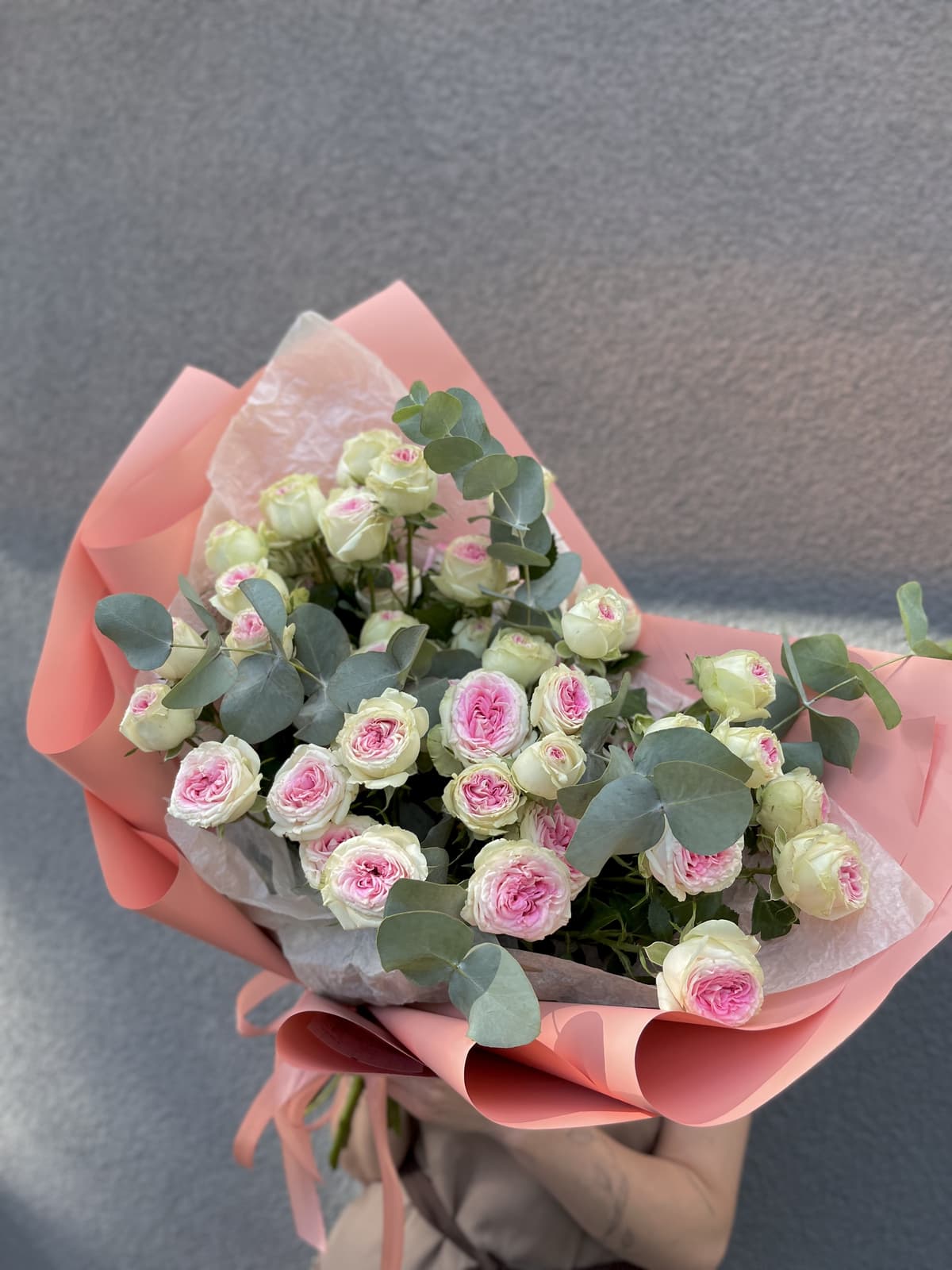 Свежий букет из 11 пионовидных кустовых роз Gelato с эвкалиптом
