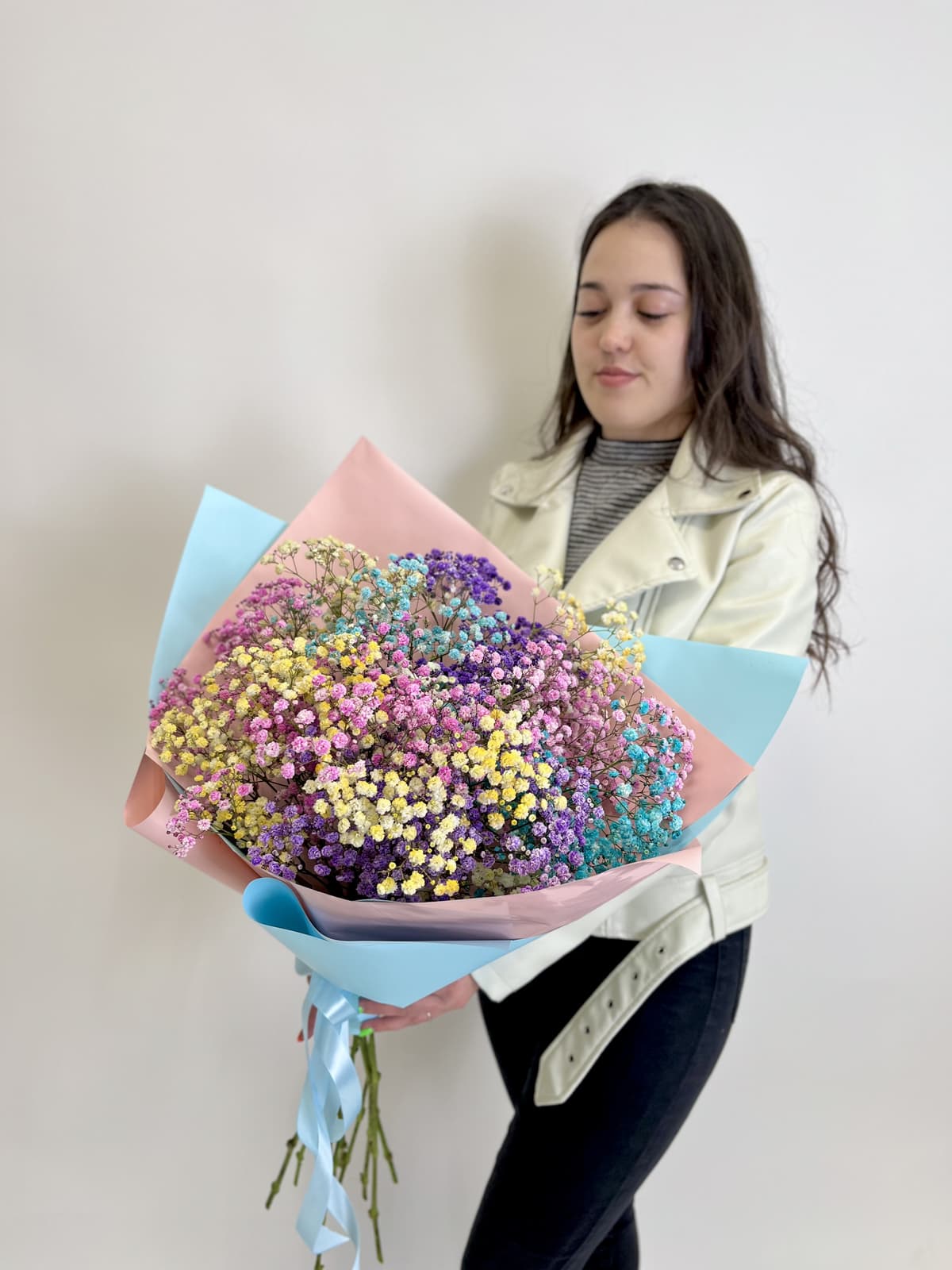 Праздничный букет из 11 радужной Гипсофилы в матовой бумаге