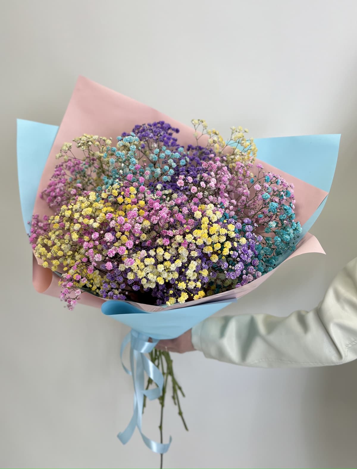 Праздничный букет из 11 радужной Гипсофилы в матовой бумаге