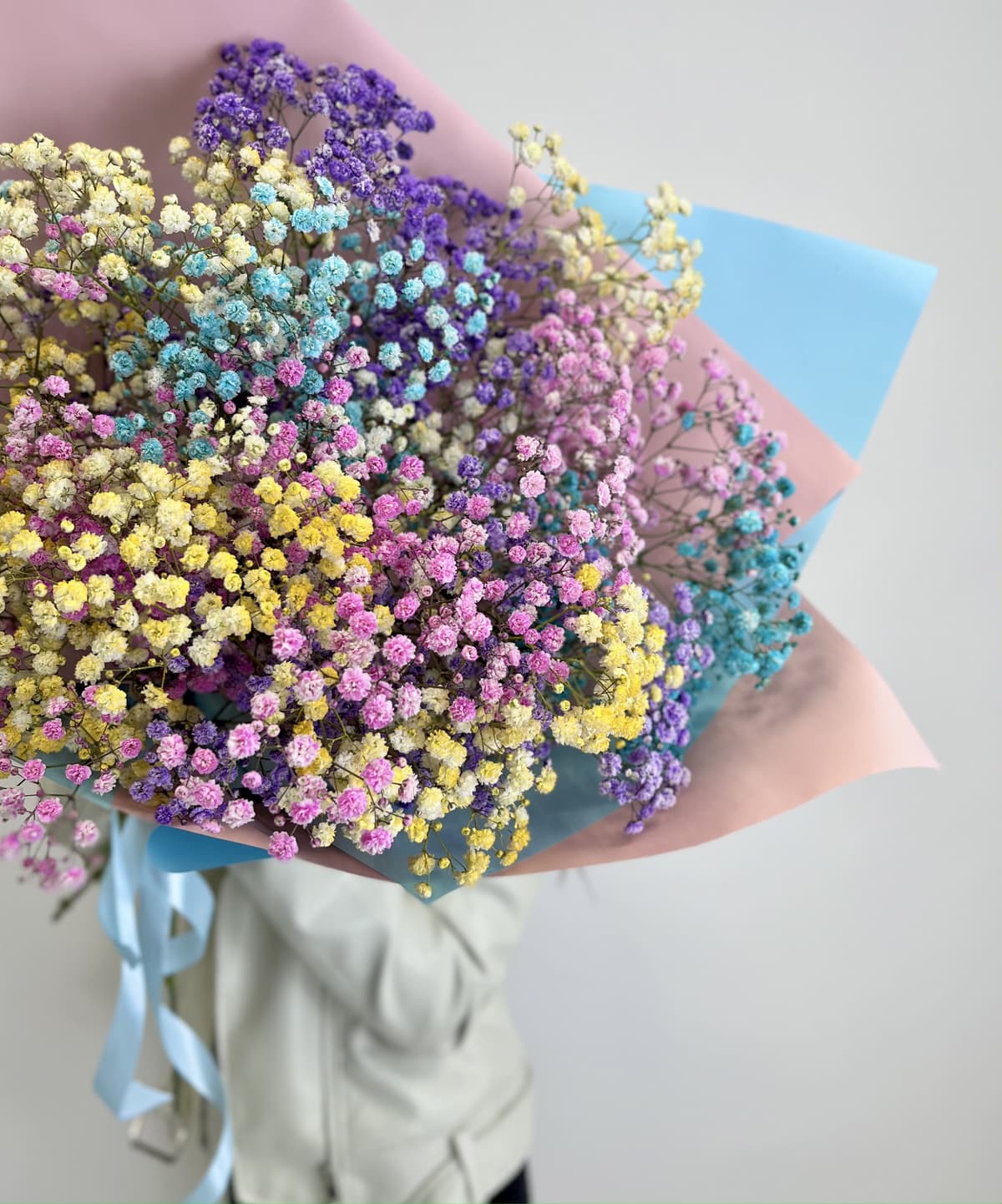 Праздничный букет из 11 радужной Гипсофилы в матовой бумаге