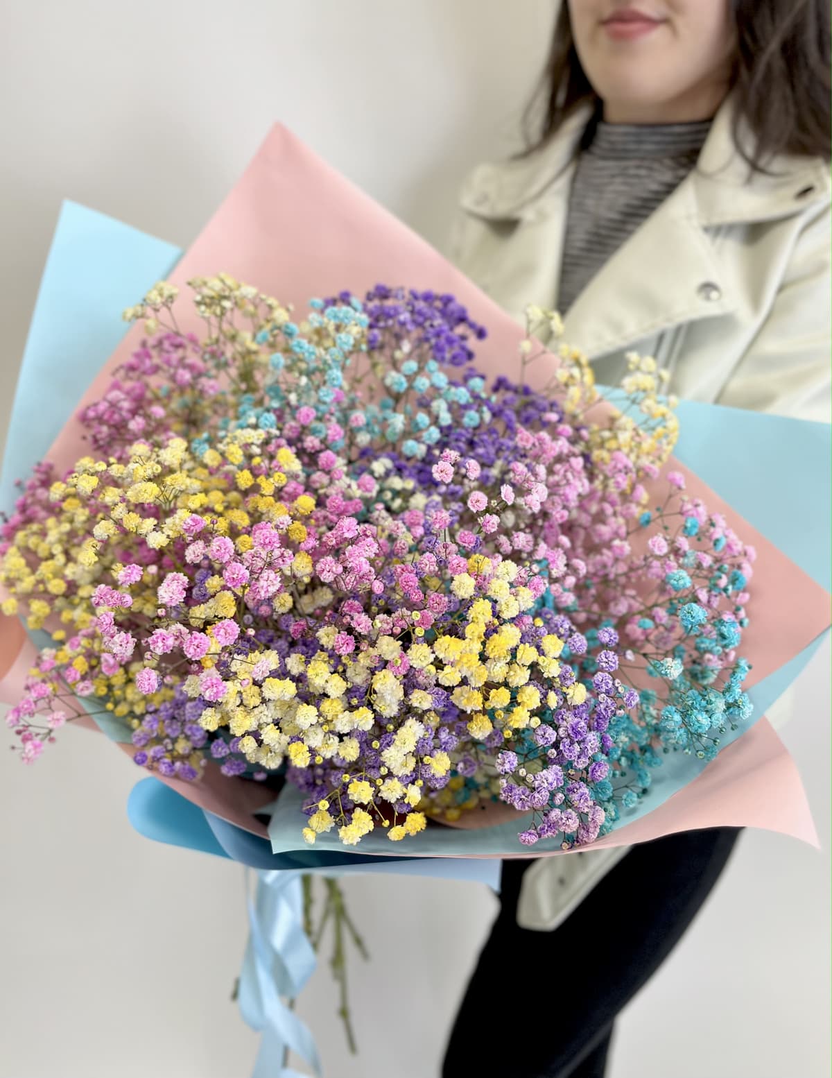 Праздничный букет из 11 радужной Гипсофилы в матовой бумаге