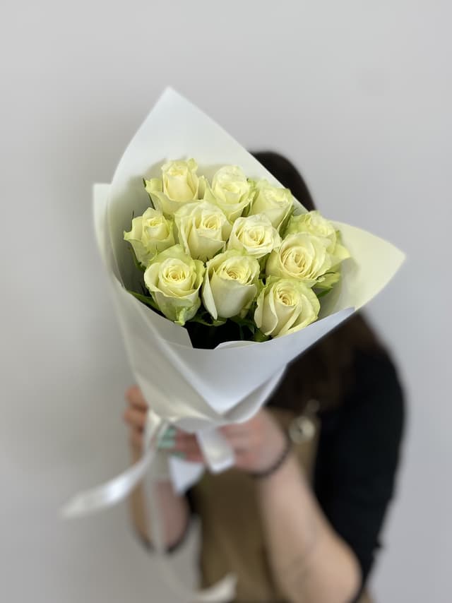 Красивый букет из 11 роз белых Кения 35-40см в матовой бумаге Красивый букет из 11 роз белых Кения 35-40см в матовой бумаге