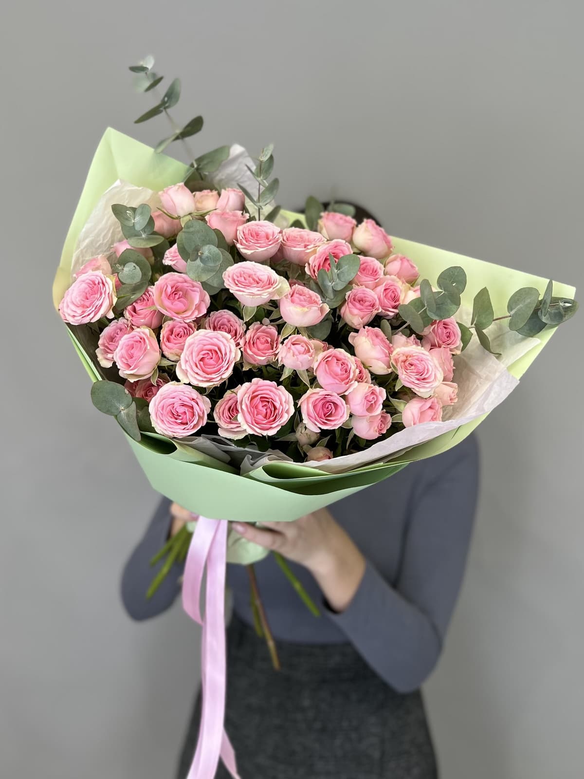 Стильный букет из 11 розовых кустовых роз с эвкалиптом